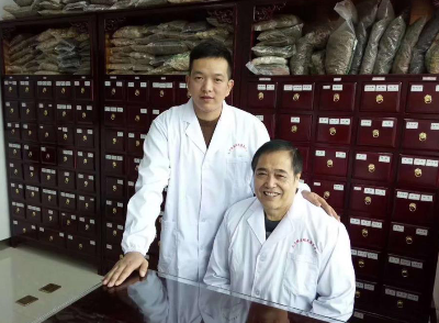 图片包含 人, 室内, 男人, 桌子

描述已自动生成