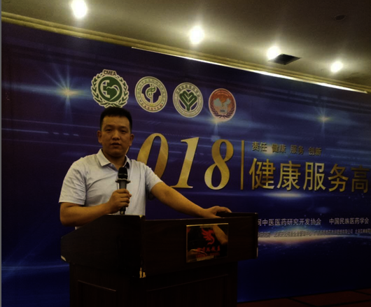 图片包含 室内, 人, 站, 男人

描述已自动生成