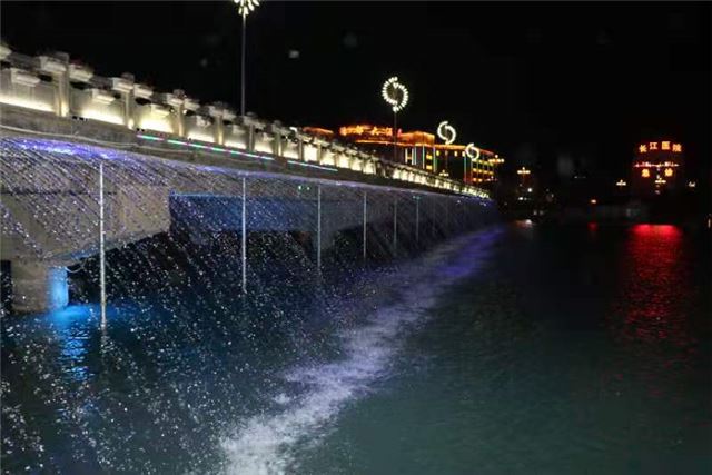 夜晚建筑亮着灯的桥

描述已自动生成