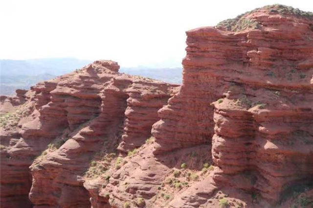 山上的岩石

描述已自动生成