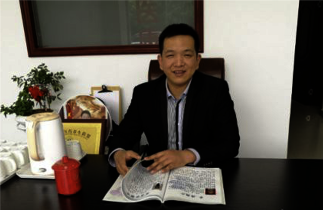 图片包含 室内, 人, 桌子, 男人

描述已自动生成