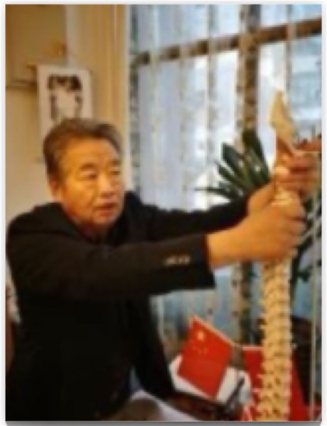 图片包含 游戏机, 男人, 站, 女人

描述已自动生成