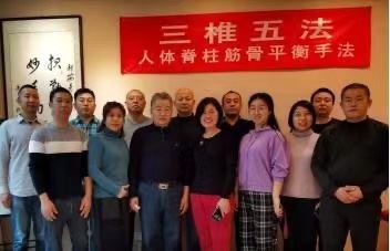 一群人站在壁报板前拍照

描述已自动生成