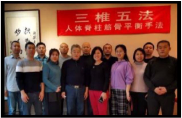 一群人站在一起合影

描述已自动生成