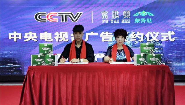 图片包含 男人, 播放器, 球, 女人
描述已自动生成