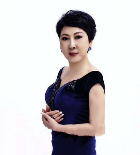 穿着蓝色裙子的女人
描述已自动生成