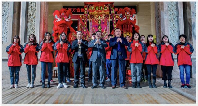 一群人站在一起
描述已自动生成