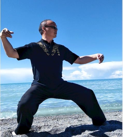 男人和女人在沙滩上

描述已自动生成