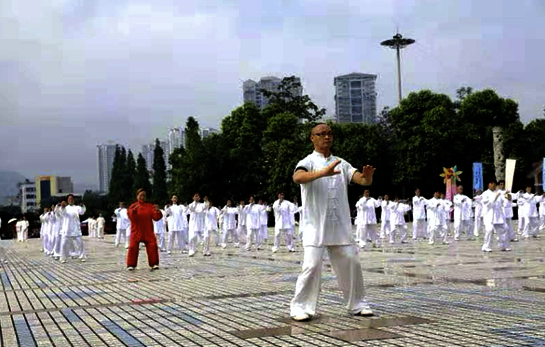 图片包含 户外, 运动, 体育, 男人

描述已自动生成