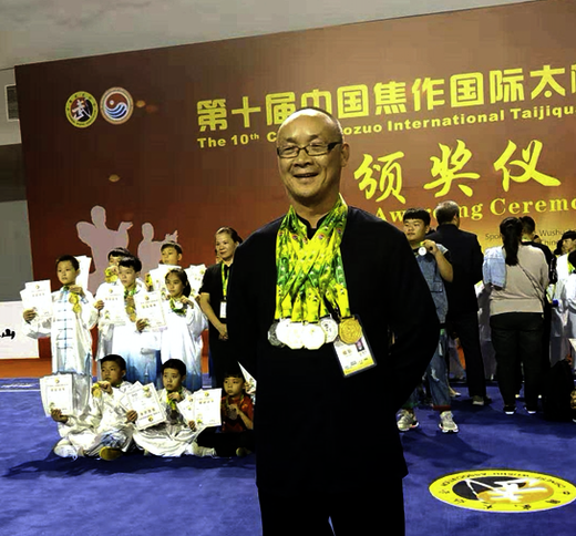 图片包含 室内, 人, 男人, 桌子

描述已自动生成