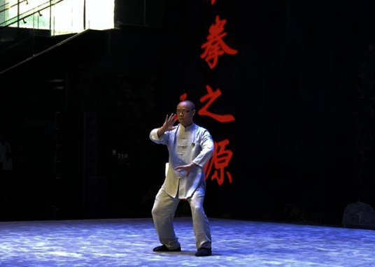 图片包含 建筑, 男人, 站, 街道

描述已自动生成