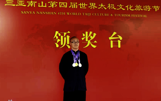 人的照片上写着字

描述已自动生成