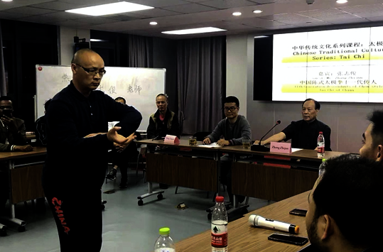 一群人站在桌子边

描述已自动生成