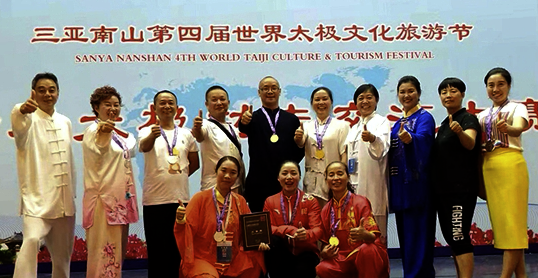 一群人站在人的照片上写着字

描述已自动生成