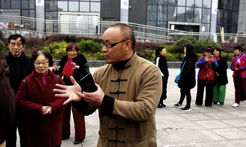 一群人站在街道上

描述已自动生成