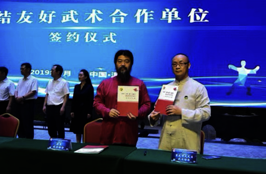 图片包含 人, 室内, 女人, 院子

描述已自动生成