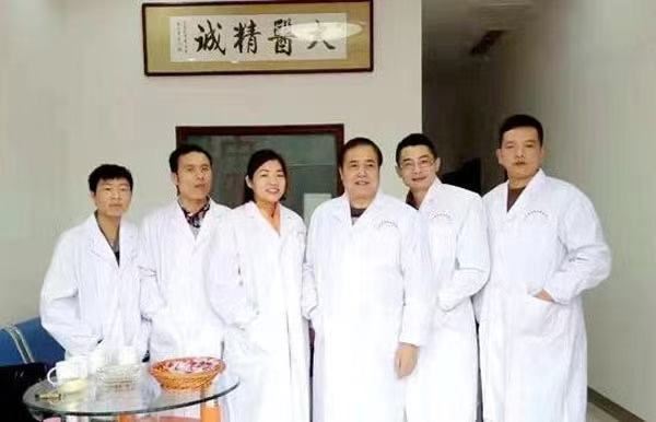 一群穿着西装的人的摆拍

中度可信度描述已自动生成