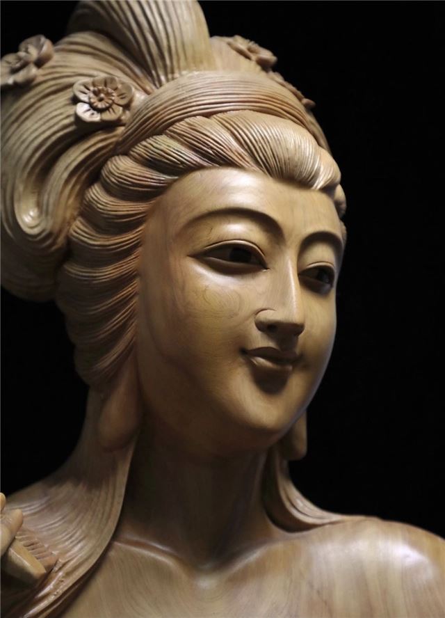 图片包含 人, 室内, 看着, 站
描述已自动生成