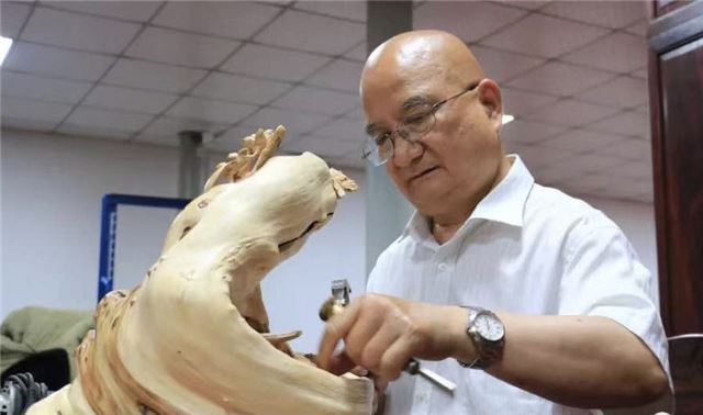 图片包含 人, 男人, 室内, 桌子
描述已自动生成