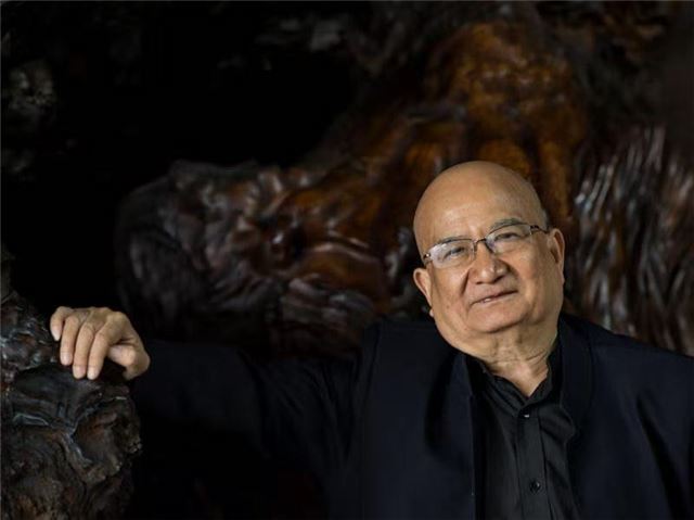 图片包含 人, 男人, 蛋糕, 西装
描述已自动生成