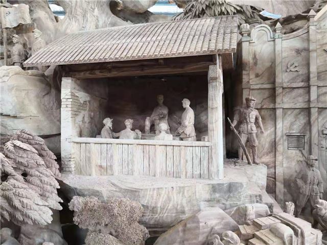 图片包含 建筑, 旧, 站, 充满
描述已自动生成