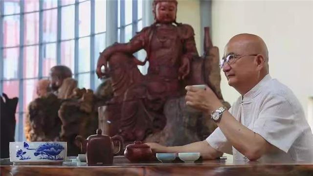 图片包含 人, 室内, 男人, 桌子
描述已自动生成