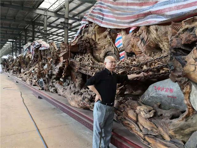 图片包含 人, 食物, 男人, 女人
描述已自动生成