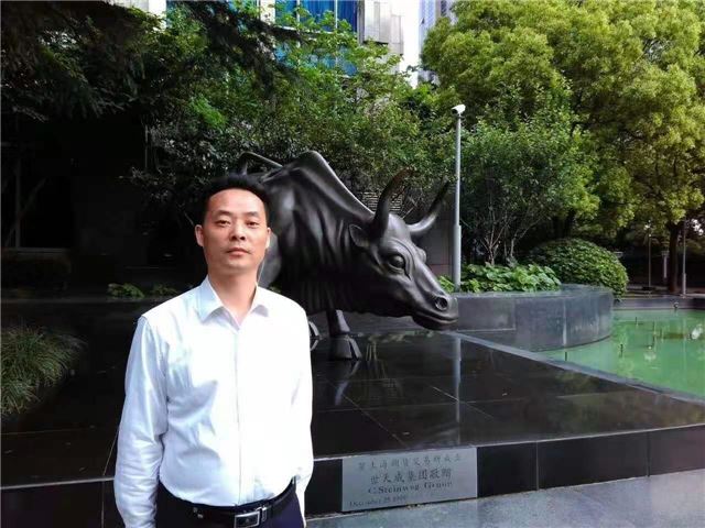 男人和女人站在马前面
中度可信度描述已自动生成