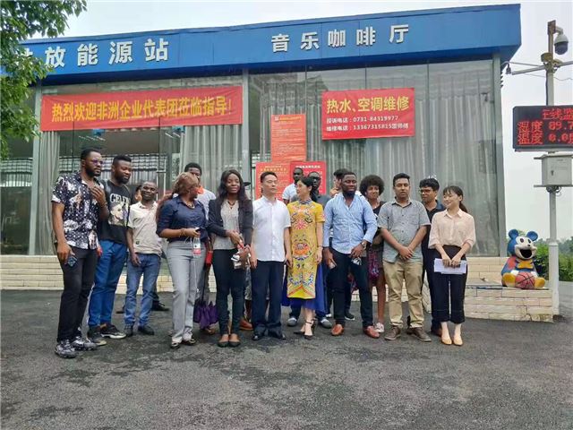 一群人站在商店前
描述已自动生成