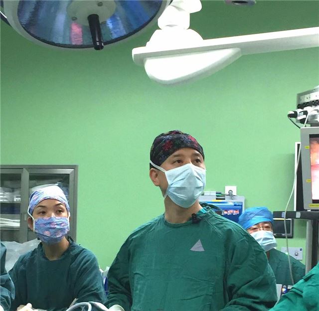 图片包含 人, 室内, 男人, 绿色

描述已自动生成