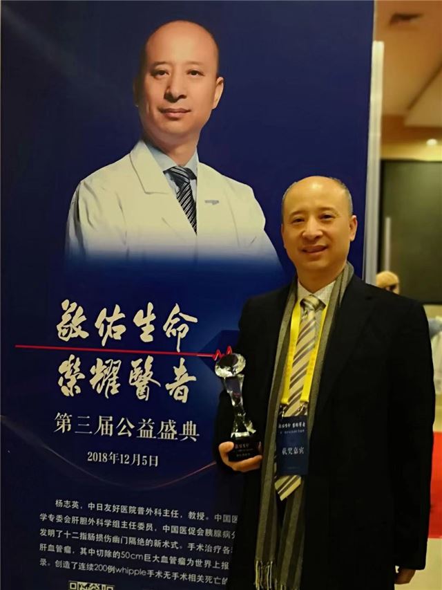 穿西装的人站在一起

描述已自动生成