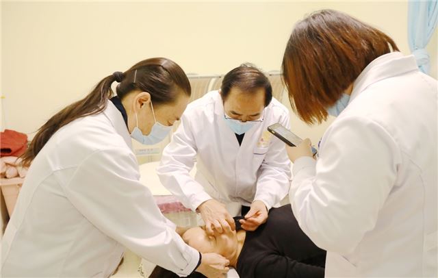 图片包含 人, 女人, 蛋糕, 男人

描述已自动生成