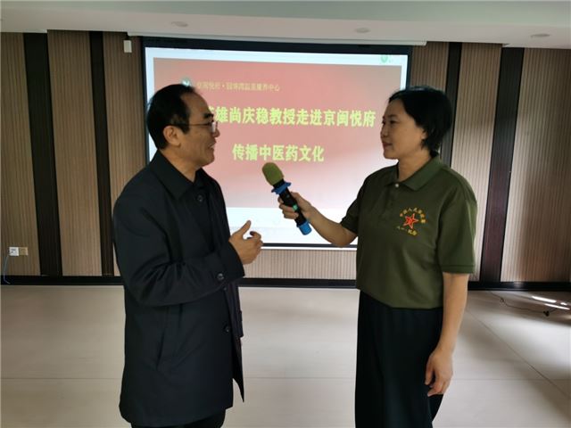 图片包含 人, 室内, 站, 男人

描述已自动生成