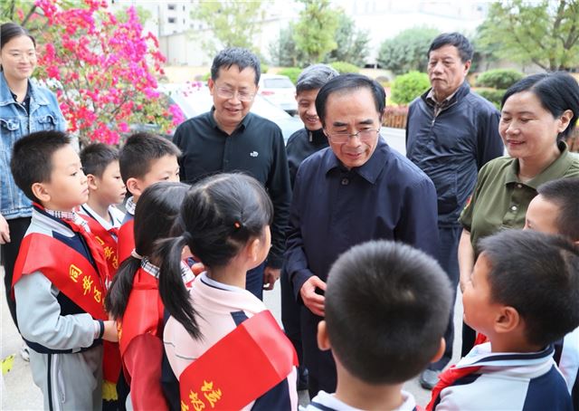 一群穿制服的小孩

描述已自动生成