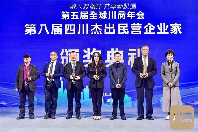 一群人站在人的照片上写着字

描述已自动生成