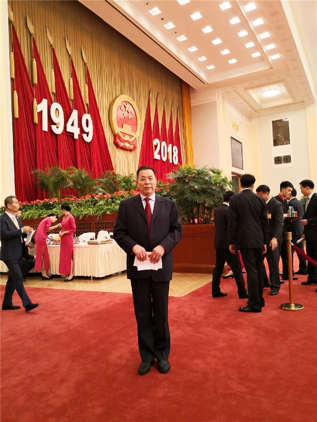 一群人站在地毯上
描述已自动生成