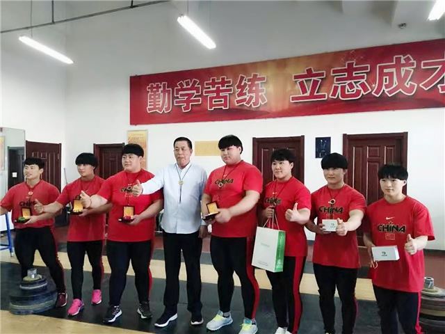 一群人站在一起
描述已自动生成