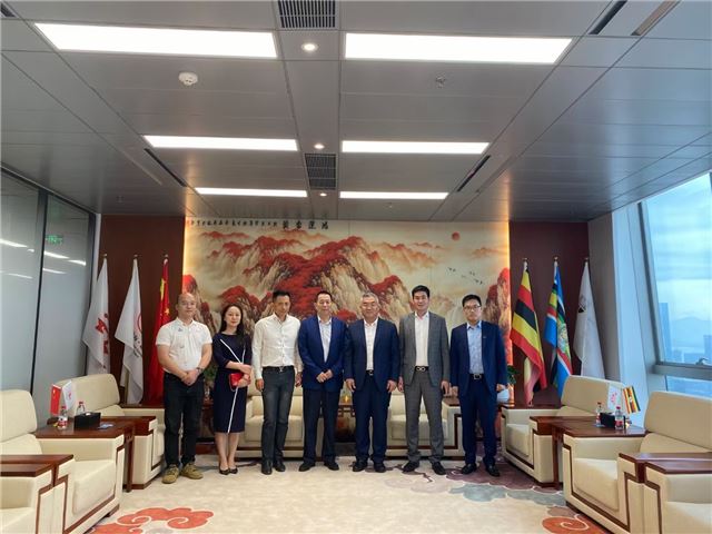 人们在看台上的人在房间里
中度可信度描述已自动生成