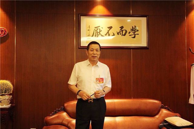 人站在房间里
低可信度描述已自动生成