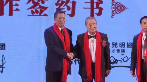 一群穿着西装的人
描述已自动生成