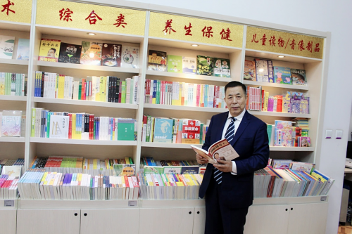 男人和女人站在图书馆里
描述已自动生成