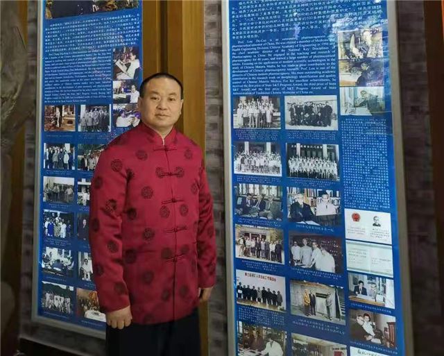 商店的门口前有贴海报

描述已自动生成