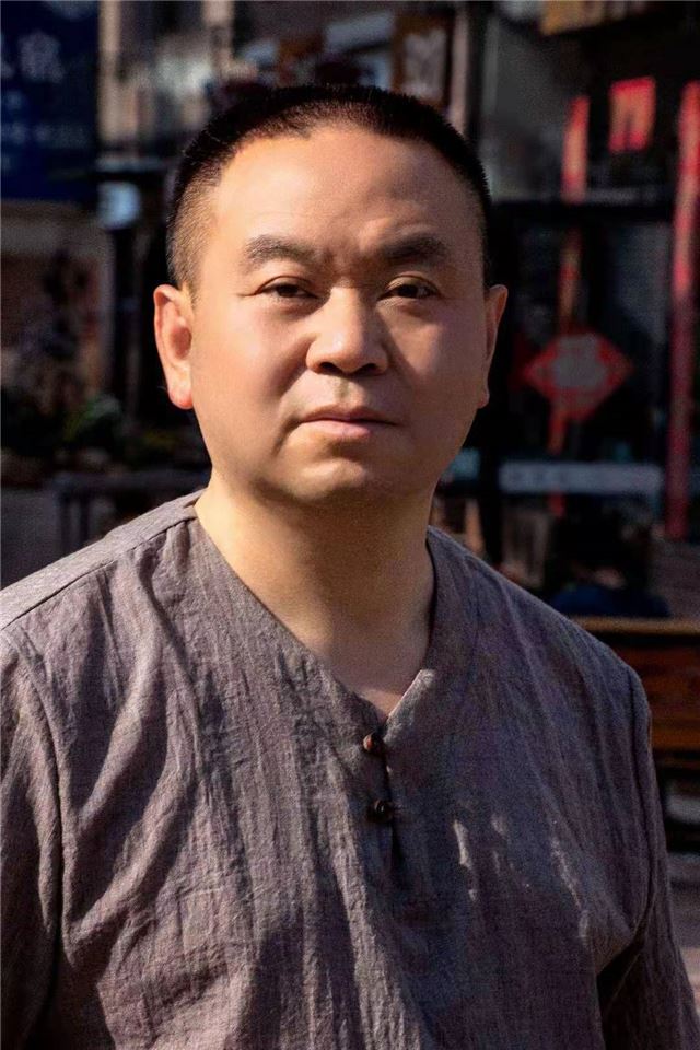 穿黑色衣服的人

描述已自动生成