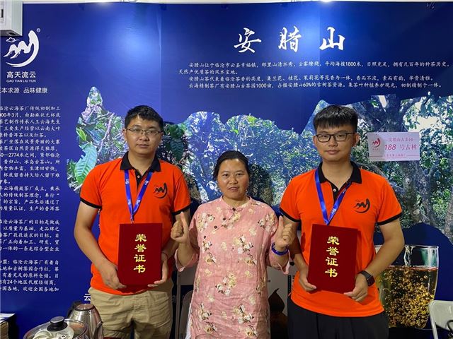 男人们站在一起合影
描述已自动生成