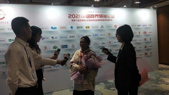 一群人正在聊天
描述已自动生成