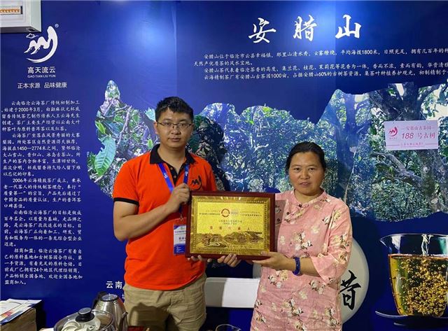 人们站在一起
低可信度描述已自动生成