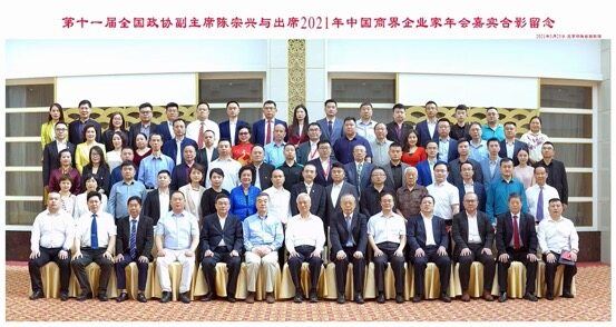 一群人站在一起
描述已自动生成