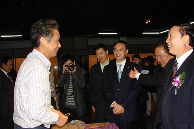 工艺大师盛祖保与省 市领导合影