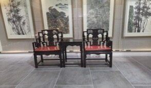 房间里有桌子和椅子
描述已自动生成