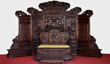 房间里有钟表
中度可信度描述已自动生成